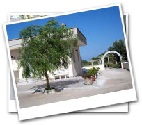 Villetta 4 posti letto. Villetta a Otranto in localit� Mulino d'Acqua, 4 posti letto composta da: camera da letto matrimoniale, soggiorno-pranzo con letti con separ� divisorio, cucina attrezzata, bagno con doccia e lavatrice, ampio giardino recintato, zona con pergolato e barbecue.  Distanza dal centro di Otranto circa 3 km.