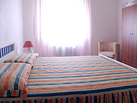 Trilo 6 posti letto. Appartamento al centro di Otranto composto da due camere da letto matrimoniali, due bagni con doccia, soggiorno-pranzo con divano-letto, angolo cottura attrezzato, tv, balcone, terrazzina. Distanza dal mare circa 300 metri.