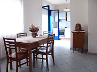 Trilo 6 posti letto. Appartamento al centro di Otranto composto da due camere da letto matrimoniali, due bagni con doccia, soggiorno-pranzo con divano-letto, angolo cottura attrezzato, tv, balcone, terrazzina. Distanza dal mare circa 300 metri.